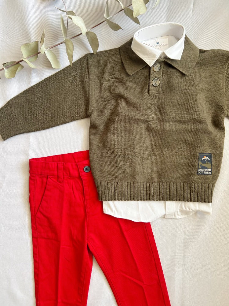 CONJUNTO 3 PIEZAS PANTALÓN ROJO, CAMISA BLANCA DE VESTIR Y SUÉTER ORÉGANO