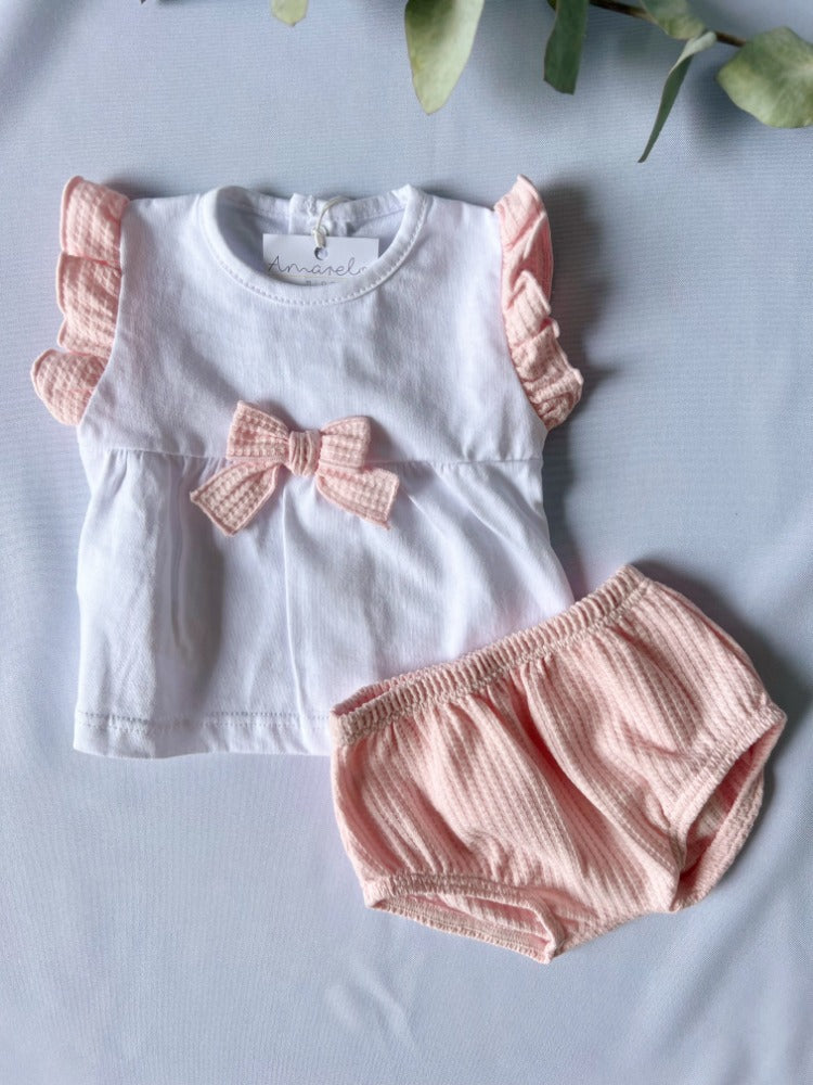 CONJUNTO PLAYERA BLANCA CON MOÑO Y PANTALON ROSA