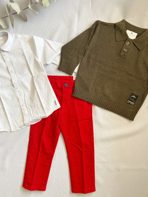 CONJUNTO 3 PIEZAS PANTALÓN ROJO, CAMISA BLANCA DE VESTIR Y SUÉTER ORÉGANO