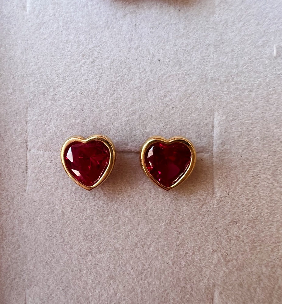 Arete corazón rojo 6mm 10k