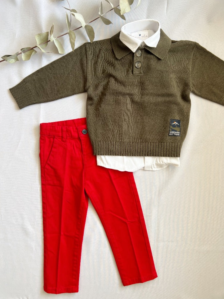 CONJUNTO 3 PIEZAS PANTALÓN ROJO, CAMISA BLANCA DE VESTIR Y SUÉTER ORÉGANO