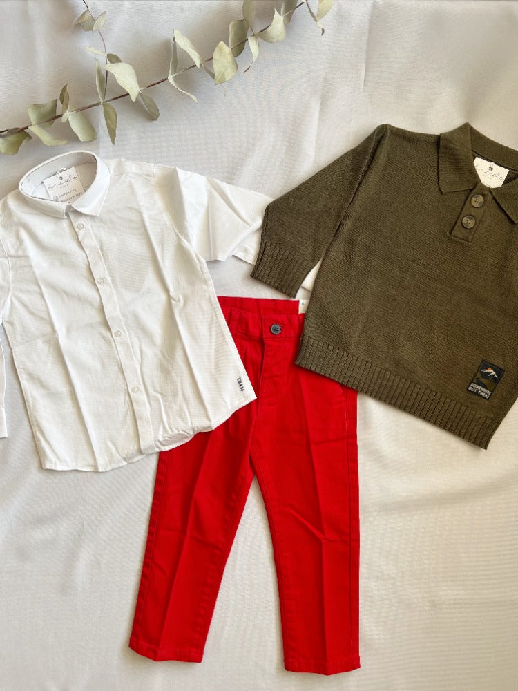 CONJUNTO 3 PIEZAS PANTALÓN ROJO, CAMISA BLANCA DE VESTIR Y SUÉTER ORÉGANO