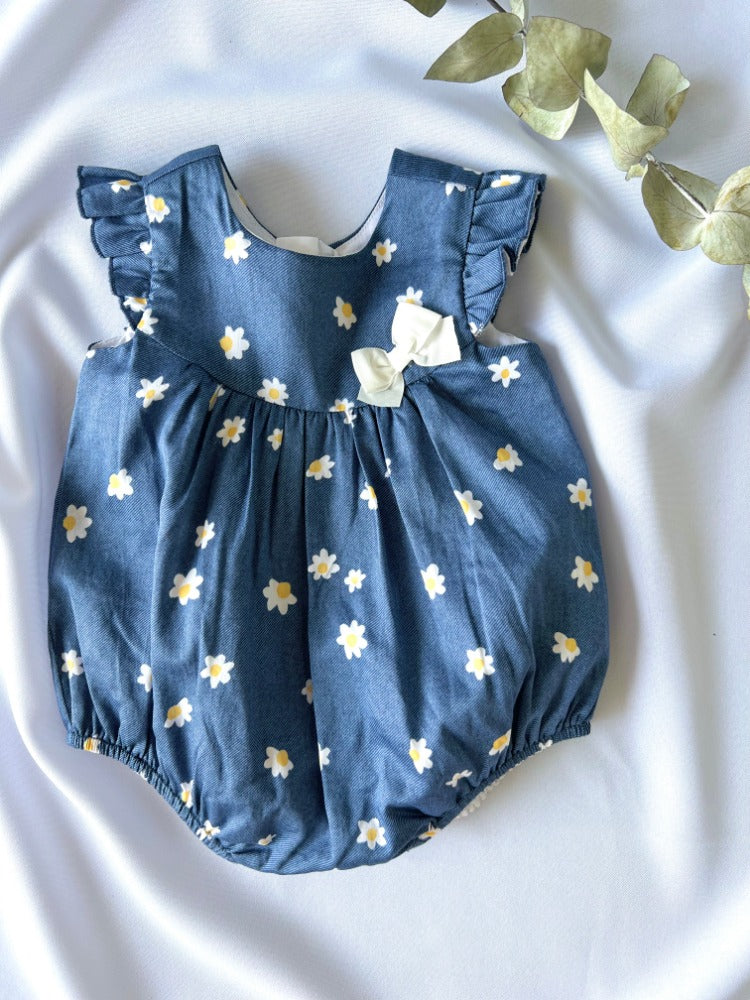 VESTIDO AZUL CON FLORES BLANCAS